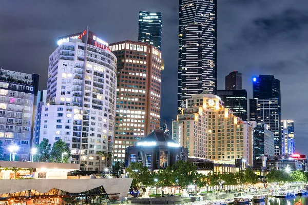城市近水体的建筑物在夜间