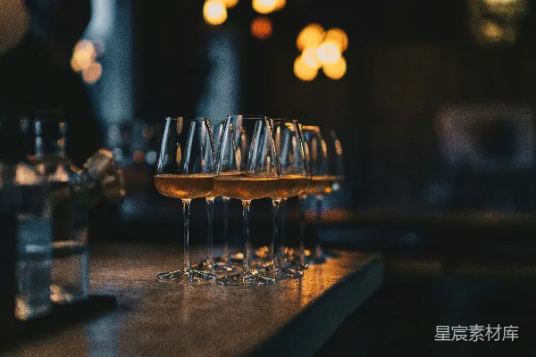 高清摄影 一组装有液体的玻璃杯