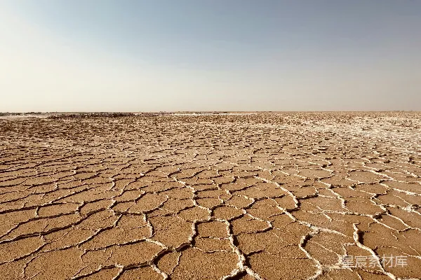 晴空下大地裂纹一直延伸到地平线。
