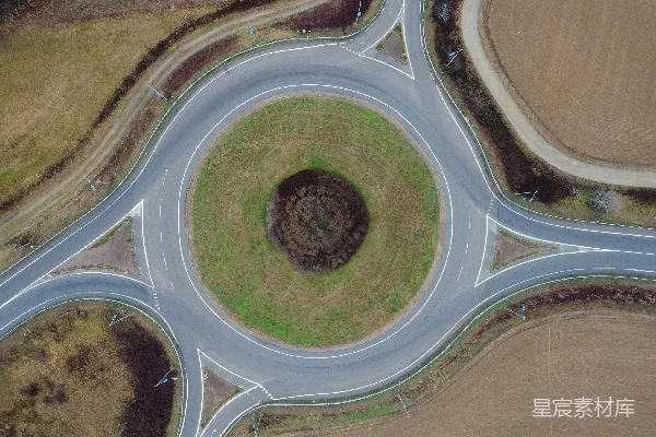 一个公路交叉口的空中俯瞰图，位于人烟罕至的地方。