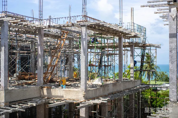 高清摄影 使用脚手架进行建筑施工并享有海景视野