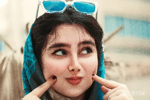 一个戴围巾和太阳镜的女人在拍照。