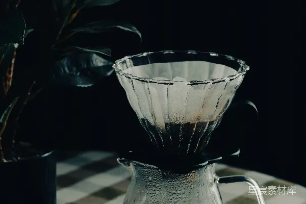 桌上有一壶咖啡和一个杯子。