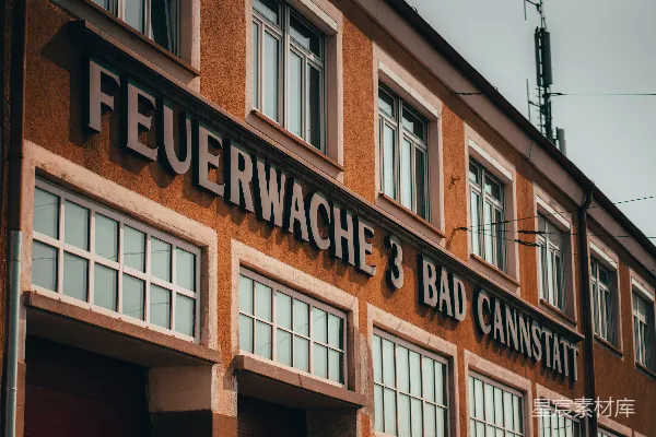 高清摄影 一座红色的建筑，上面的标志写着“feuerwache 3 bad cannst”。