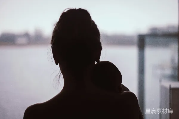 夕阳下女人的轮廓