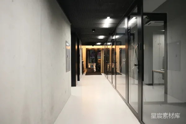 高清摄影 一个长长的走廊，墙壁是玻璃的，地面是白色的。