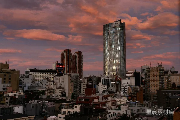 高清摄影 夕阳西下，橙色和灰色的云层笼罩在城市的天际线上。