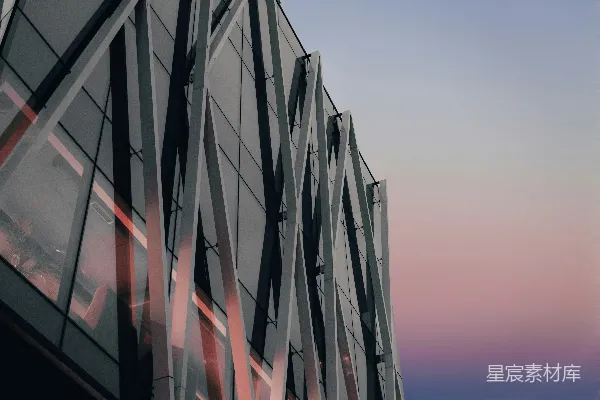 灰色天空下的玻璃建筑
