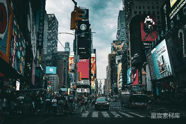 一个繁忙的城市街道，背景是时代广场。
