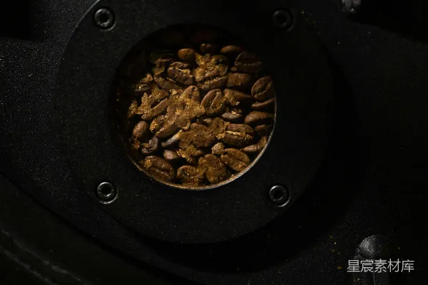 一个黑色的圆形物体里面包含着棕色的物体