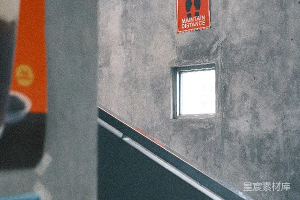 高清摄影 一部电梯里放着一杯啤酒