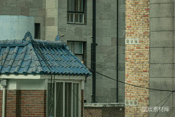 高清摄影 一座建筑物的景色，背景中有一座钟楼。