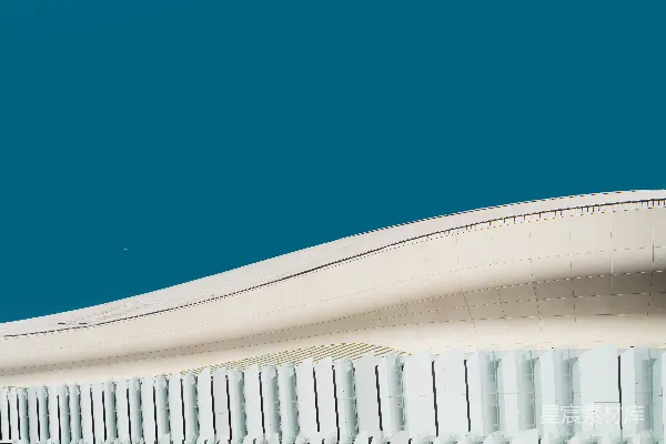 高清摄影 一架飞机在建筑物上方的天空中飞行。