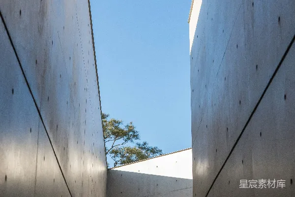 高清摄影 现代混凝土建筑在湛蓝的天空下