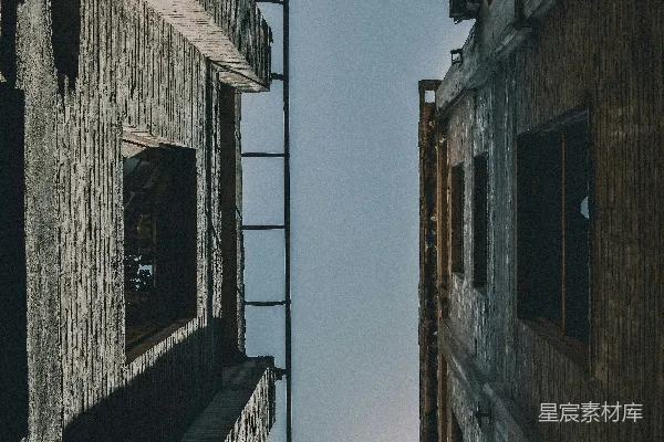 高清摄影 两座旧砖房之间的天空景色。