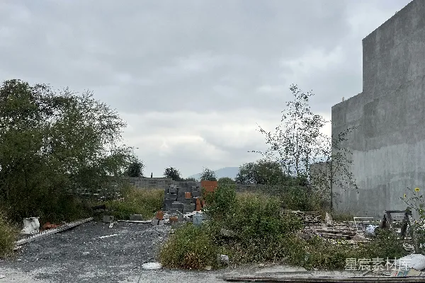 高清摄影 未完工的建筑工地，杂草丛生。