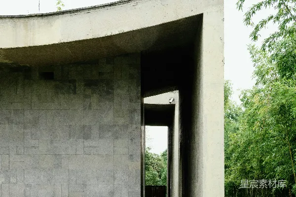 高清摄影 一座混凝土建筑坐落在森林中央