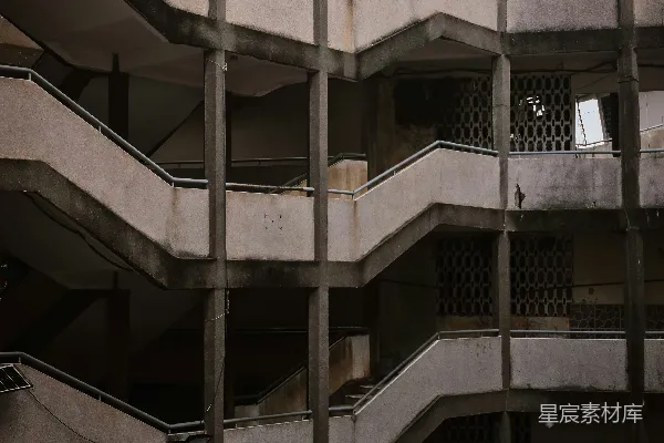 高清摄影 建筑外墙上的混凝土楼梯和阳台。