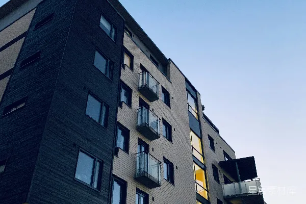 高清摄影 低角度拍摄的高层公寓楼照片