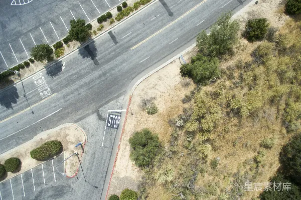 高清摄影 鸟瞰视角下的灰色混凝土高速公路