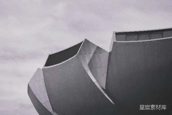高清摄影 在白天的天空下，一座灰色和白色相间的建筑。