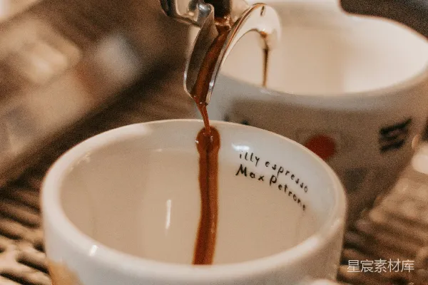 白瓷咖啡杯