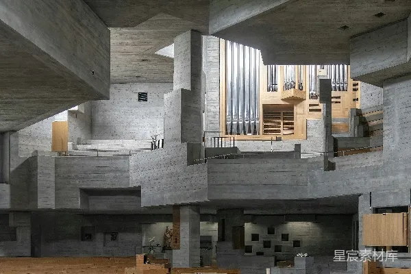高清摄影 一座大建筑物，里面有许多长椅。