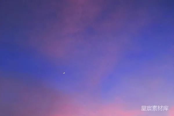 黎明时的蓝橙天空