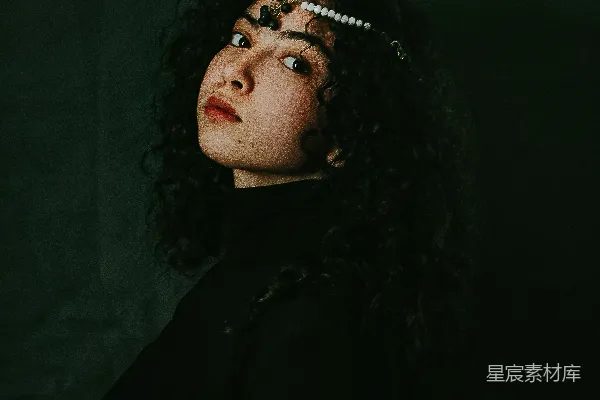 黑上衣女人银色耳饰