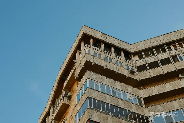 高清摄影 混凝土粗犷风格建筑，背景是清澈的蓝天