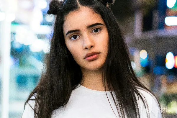 聚焦摄影：身穿白色上衣的女人