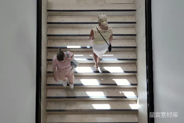 两位女性在一段楼梯上行走