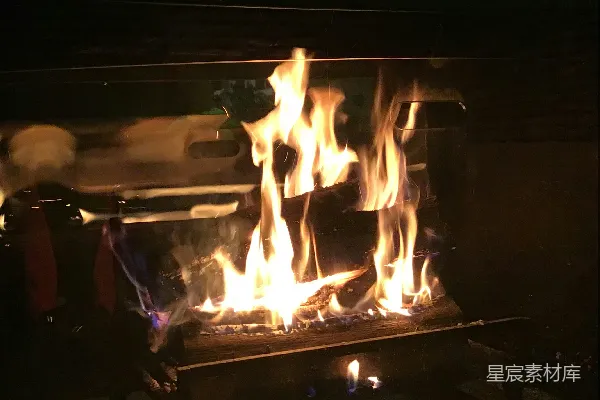 夜晚火炉中燃烧的火焰。