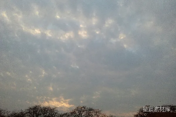 天空中有一片乌云遮挡着一个停车场