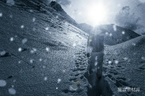 白天人在雪覆盖的田野上行走