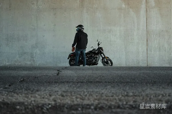 高清摄影 穿黑色夹克的男人骑着摩托车