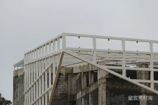 高清摄影 白天白云下的白色木制楼梯