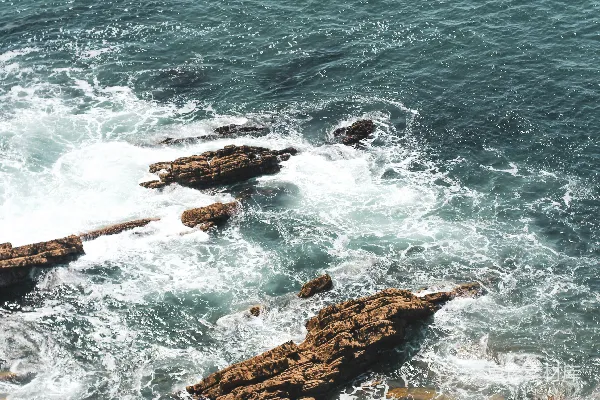 波涛汹涌的岩石海滩
