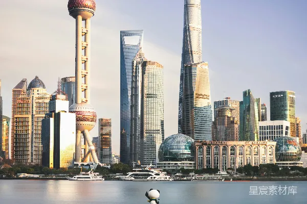 现代摩天大楼俯瞰着一条平静的河流和一个小身影。