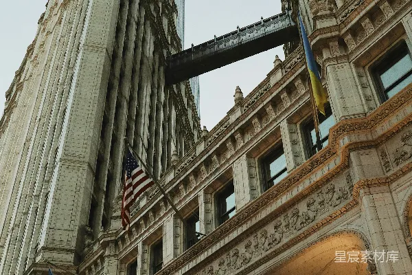 高清摄影 一座很高的建筑，有很多窗户。
