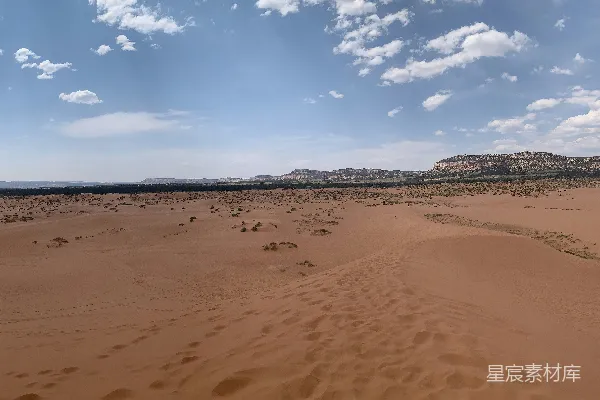 远处山脉下的广袤沙漠全景