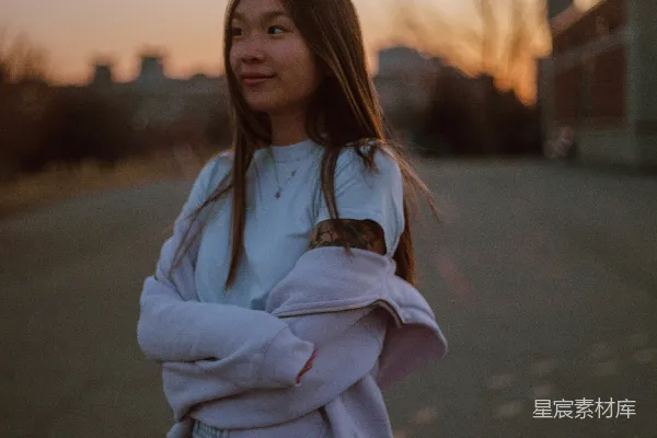 白夹克女人站在路上白天