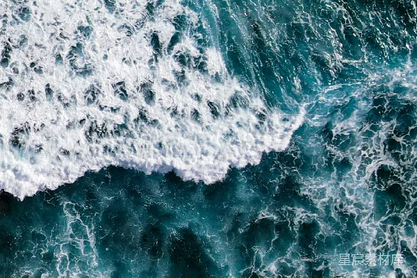 海边一个骑着冲浪板的人在波浪上