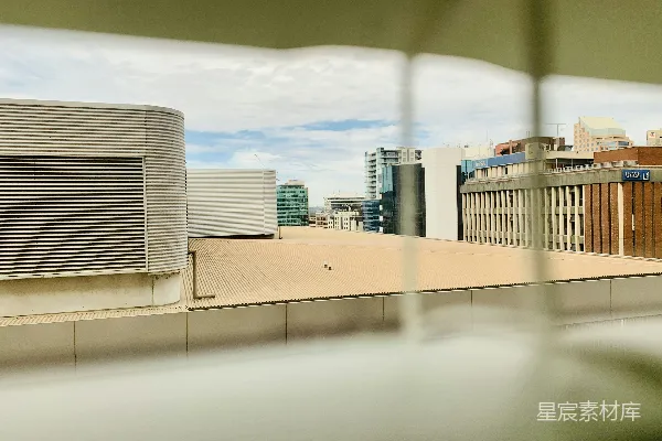 高清摄影 白天的白色云层下，白色的混凝土建筑
