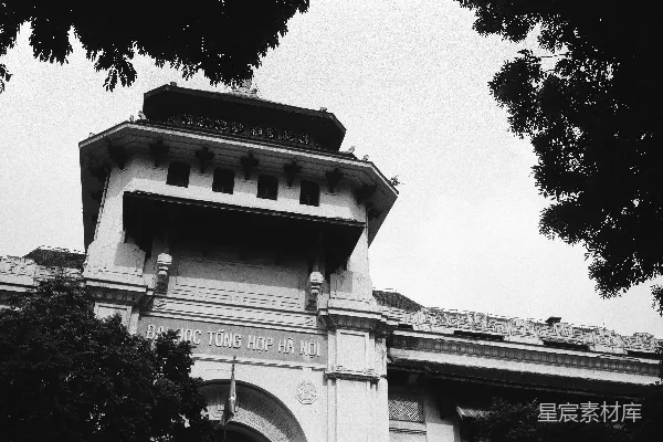 高清摄影 一张黑白照片，照片中是一座建筑物。
