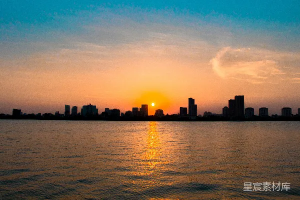夕阳下城市的轮廓影子