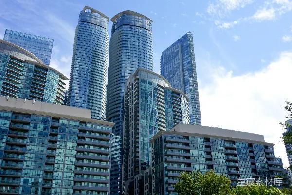 白天白蓝相间混凝土建筑下的蓝天之中