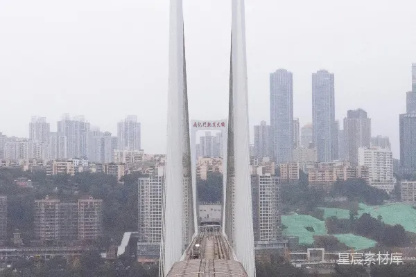 高清摄影 一座桥的远景，背景中有座城市。