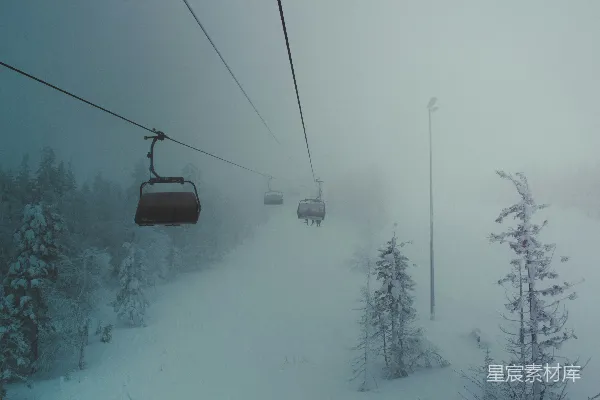雪覆盖地面上的缆车