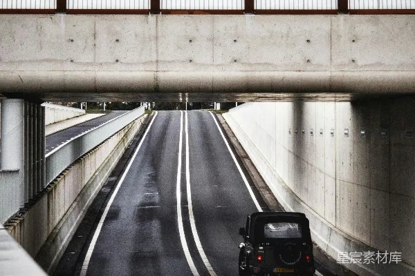 高清摄影 一辆车在桥下公路行驶。